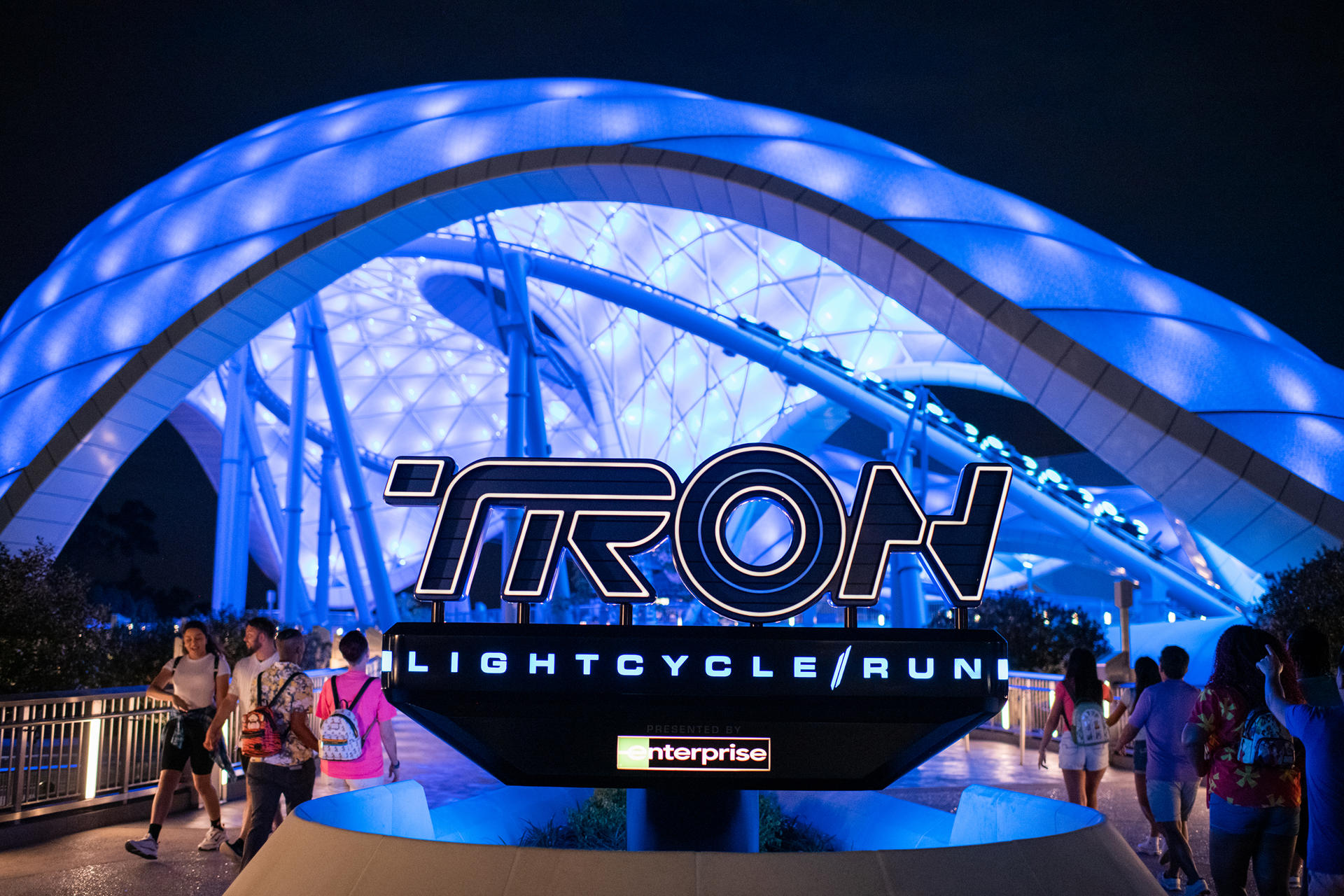 Inaugurada la veloz montaña rusa Tron de Disney en parque de Florida
