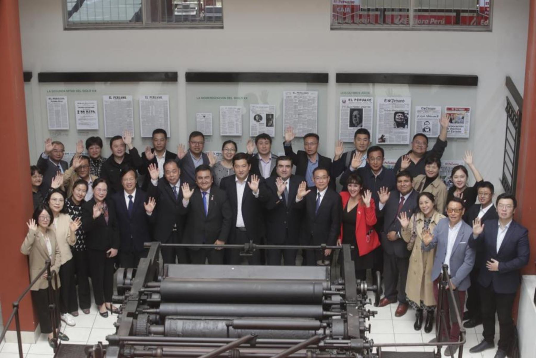 Editoriales chinas que participan en Feria Internacional del Libro visitaron Editora Perú