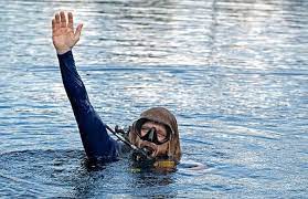 Científico de EE.UU. emerge a la superficie, tras batir récord mundial bajo el agua