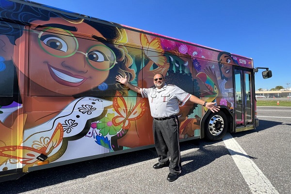 Los autobuses de Disney World se revisten de Encanto por la Herencia Hispana
