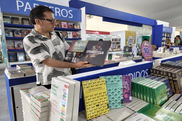 Dan Brown, Mario Mendoza e Isabel Allende, entre los autores más vendidos en Colombia