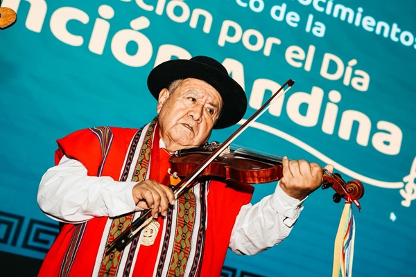 Andrés 'Chimango' Lares recibe la Medalla de Honor del Ministerio de Cultura por preservar el violín andino