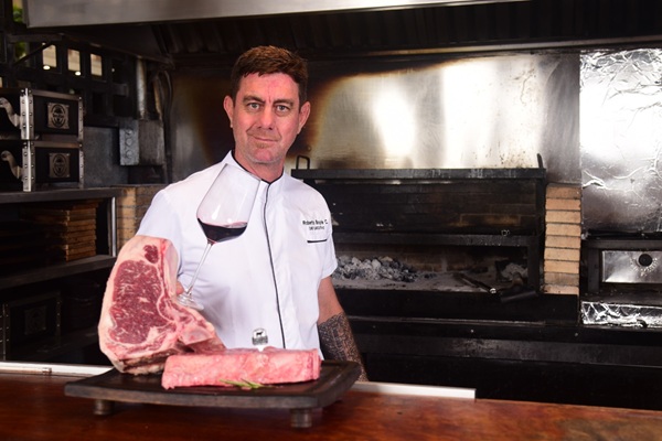Roberto Boyle, el chef peruano que lleva su propuesta de parrilla a mesas de argentina
